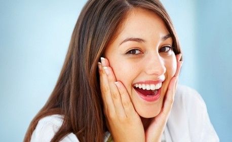 Cosa sono le faccette dentali e come possono migliorare il nostro sorriso
