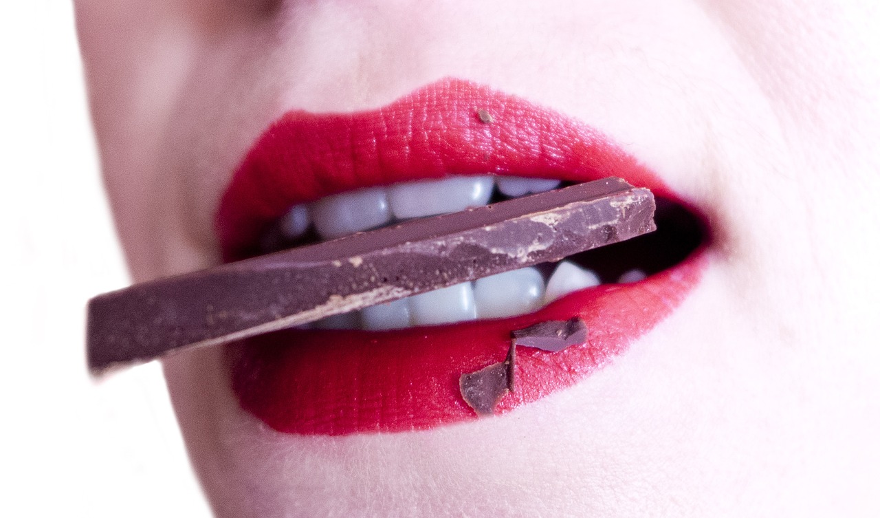 Il cioccolato fondente fa bene ai denti? Parola all’esperto